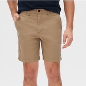 Essential Khaki Shorts in Slim Fit
